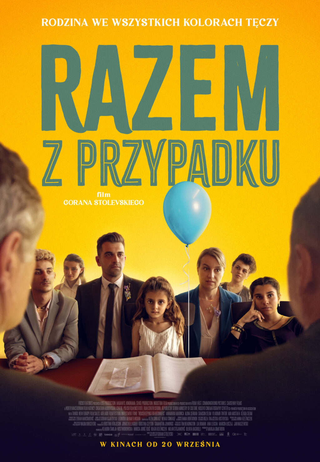 Plakat promujący film. Plakat przedstawia ludzi oraz dziewczyknę - bohaterowie filmu